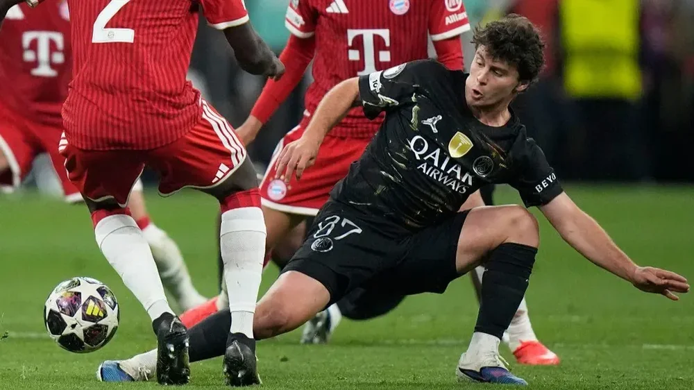 João Neves no Bayern Munique-PSG (AP Photo/Matthias Schrader)