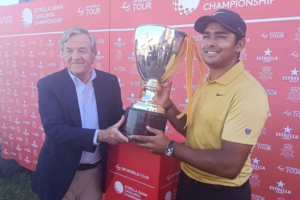El director general de Estrella Damm, Jorge Villavecchi, hace entrega de la copa a Yurav Premlall