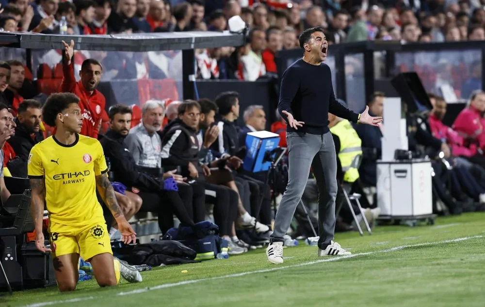 Míchel, ante el Rayo en Vallecas.