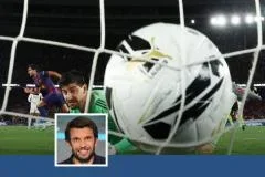 Thibaut Courtois constate les dégâts après le second but du Barça inscrit par Ferran Torres, dimanche soir au Camp Nou. (Albert Gea/Reuters)